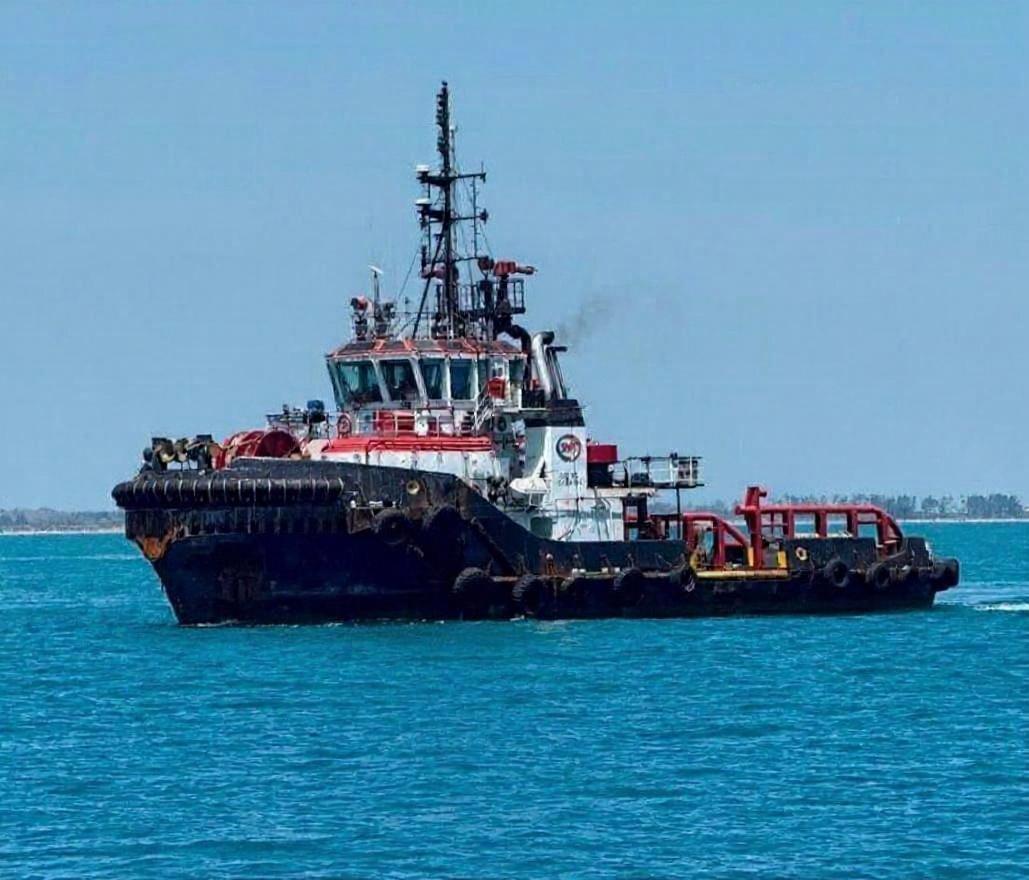 Remolcador ASD de 70 toneladas de tiro navegando, vista de perfil, identificadores tratados