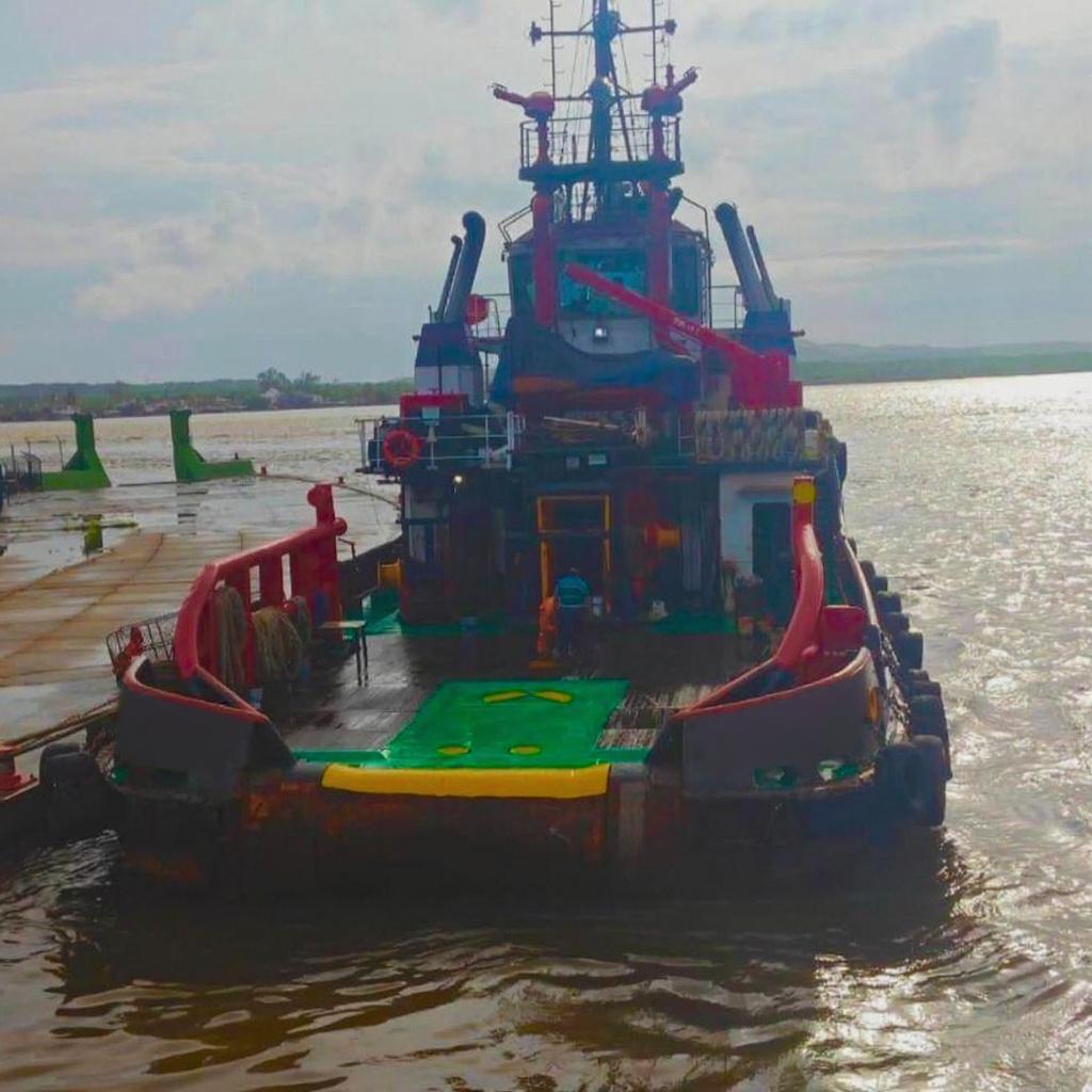 Remolcador ASD de 70 t, vista de popa en puerto, identificadores tratados
